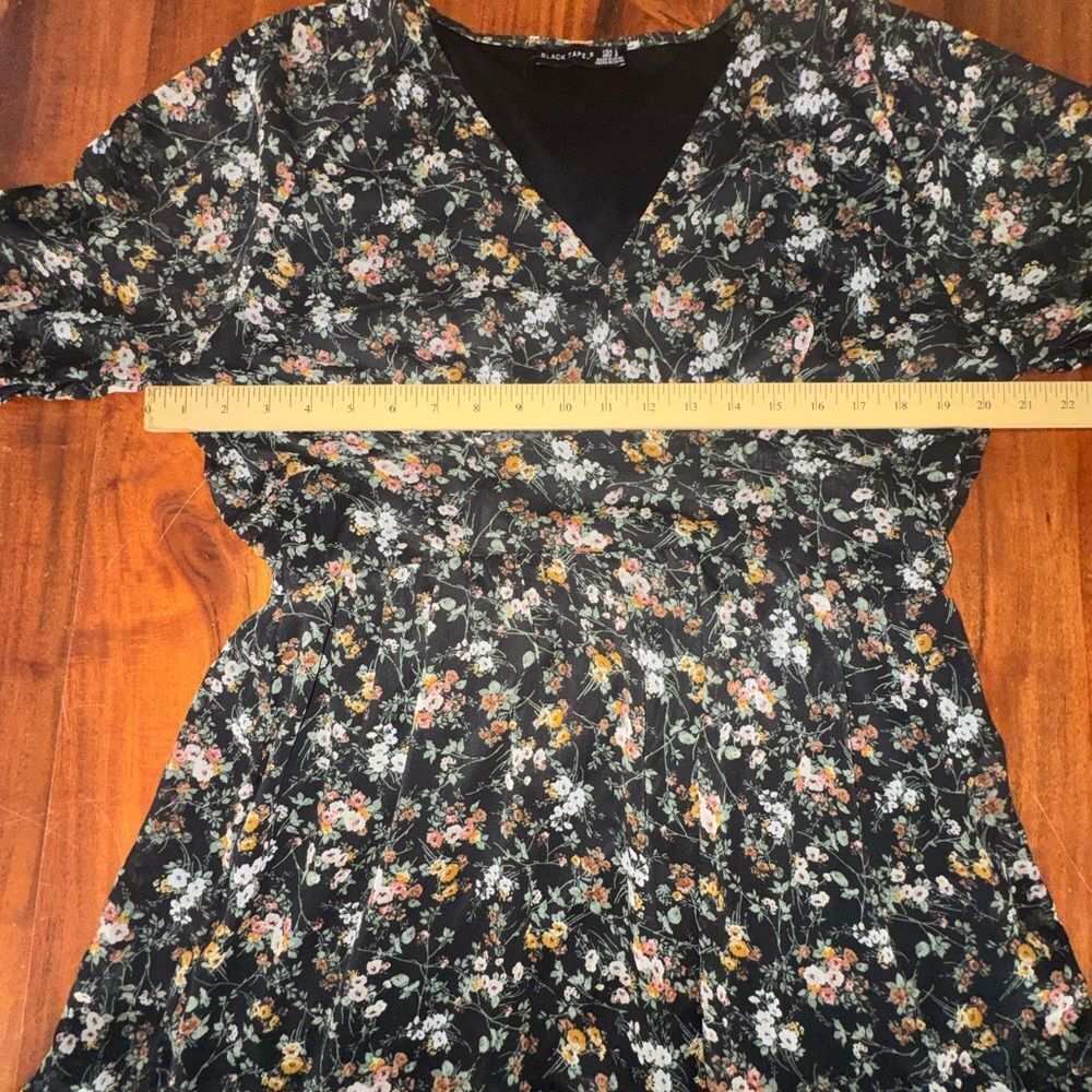 Black Tape Floral V-Neck Ruffle Hem Long Sleeve Mini Dress Black Multi Size LG - Picture 8 of 14